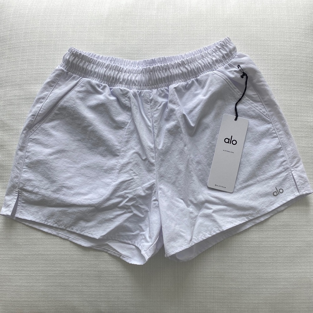 UNWORN TAGS ON ALO Alumni Short in White